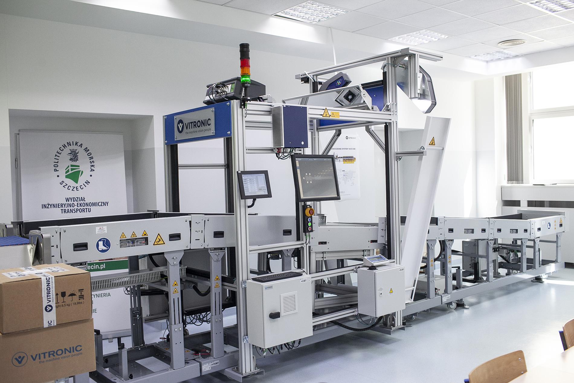 Widok ogólny Laboratorium Automatyzacji Procesów Magazynowych na WIET na Politechnice Morskiej
