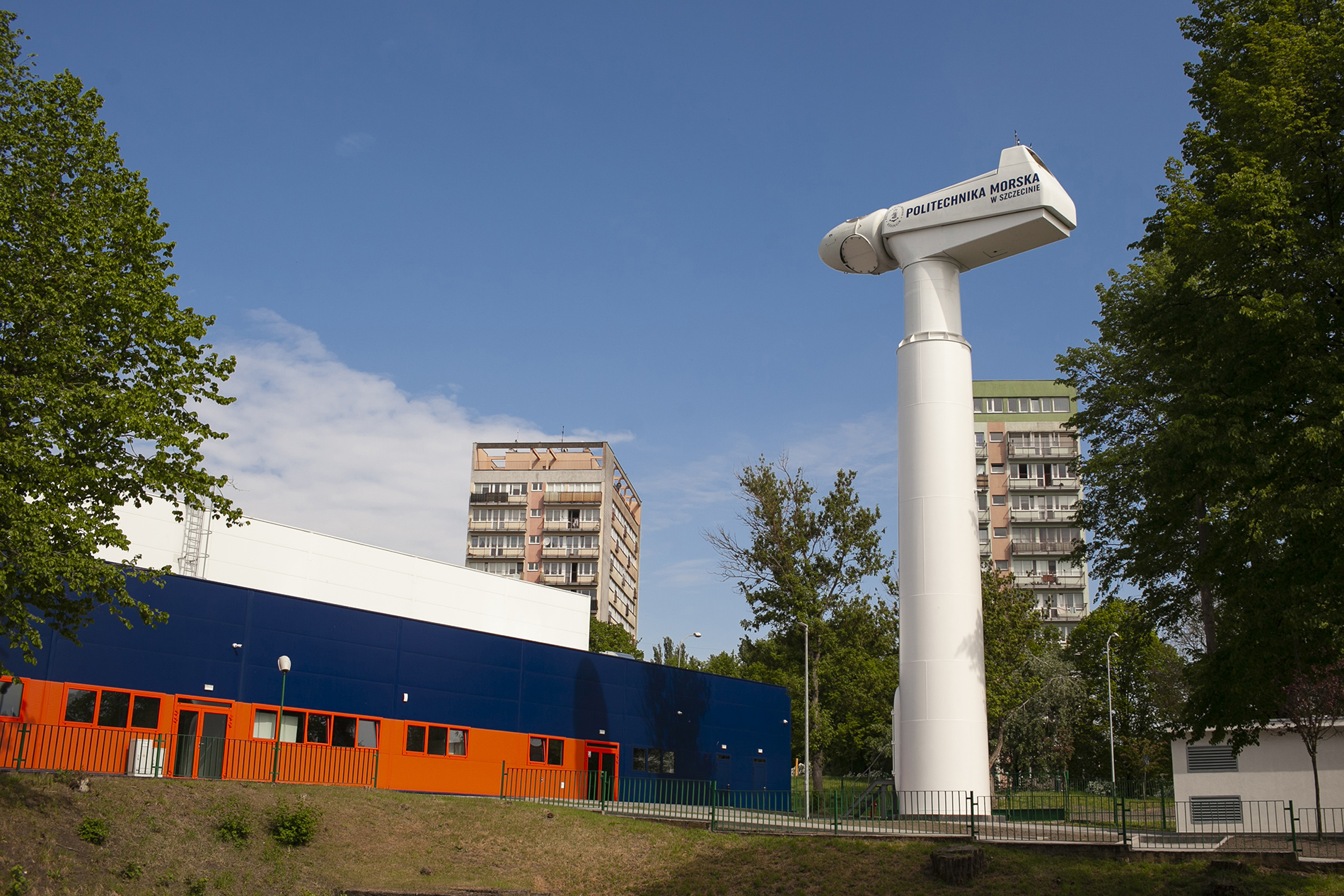 Turbina wiatrowa na terenie Wydz. Mechanicznego Politechniki Morskiej w Szczecinie