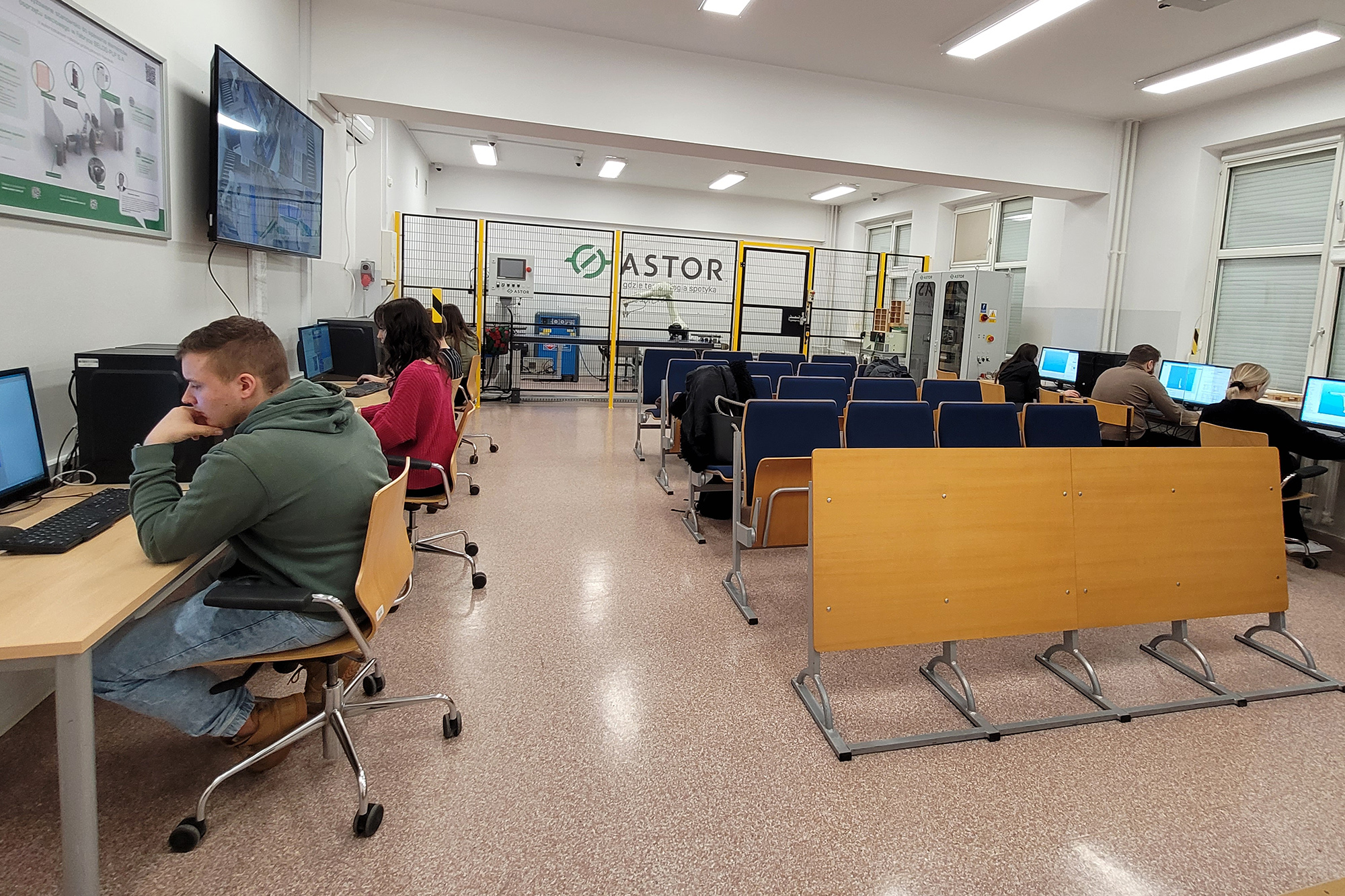 Grupa studentów podczas zajęć w Laboratorium Automatyzacji Procesów Logistyczno-Produkcyjnych na WIET